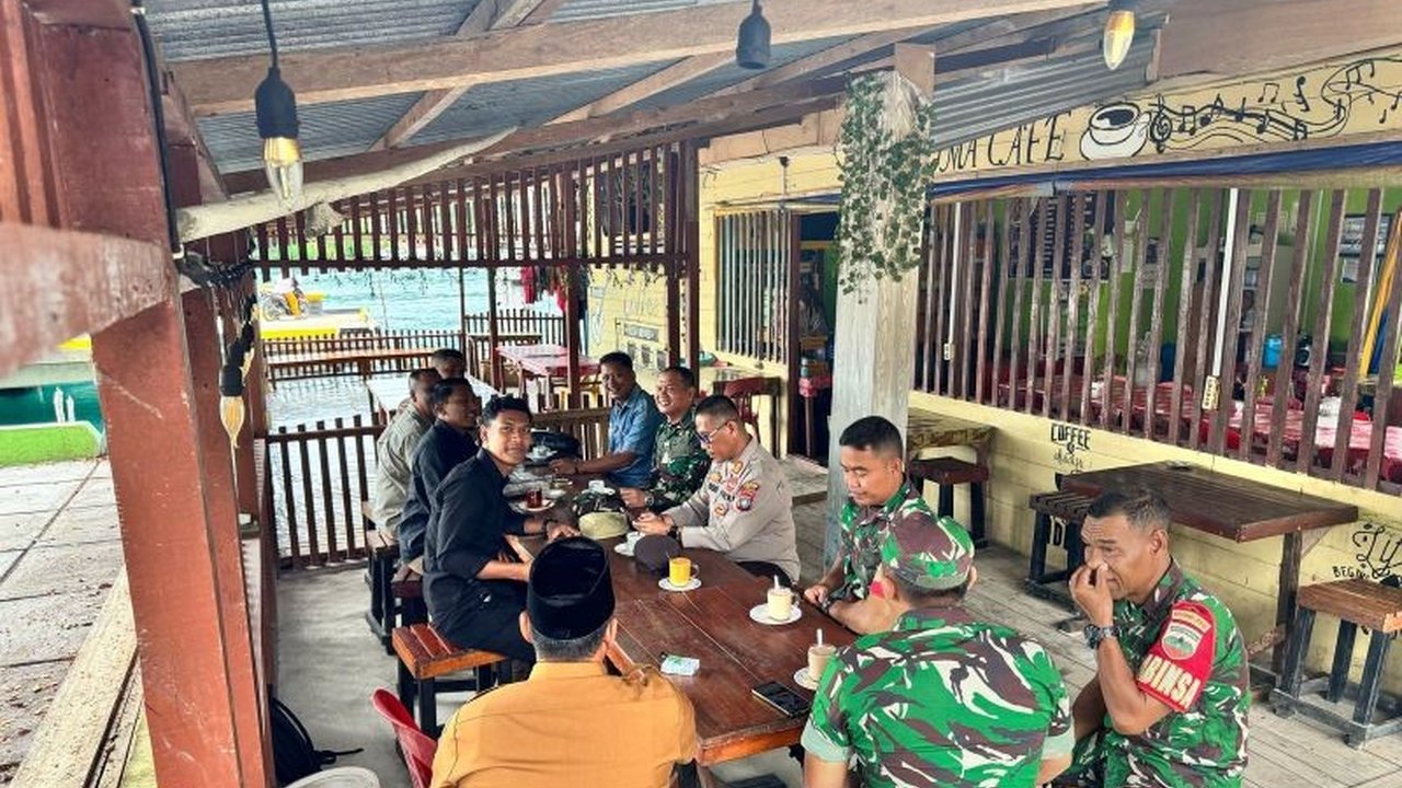 Personel TNI dan Polri di Lingga, Kepulauan Riau, memperkuat sinergi dan komunikasi melalui kegiatan 'ngopi bareng' untuk menjaga keamanan dan ketertiban masyarakat.