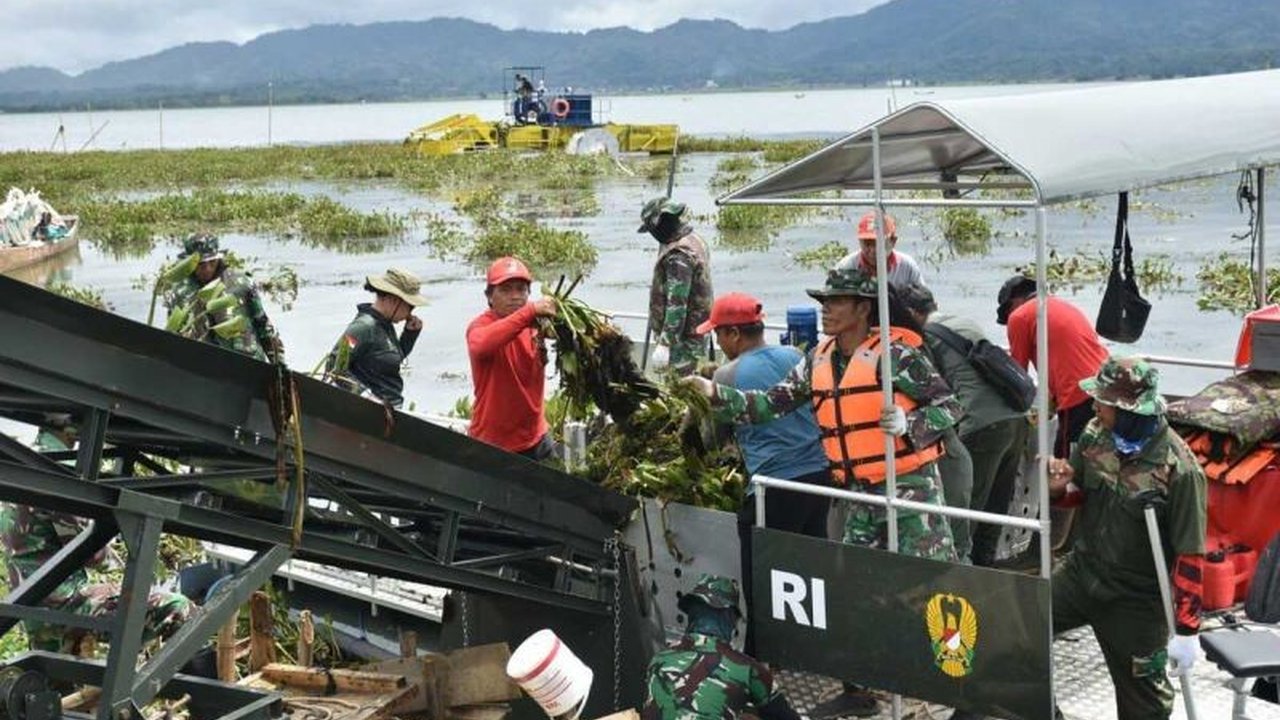 Pangdam XIII/Merdeka memimpin aksi bersih-bersih eceng gondok di Danau Tondano, Sulawesi Utara, melibatkan TNI, Polri, pemerintah daerah, dan masyarakat untuk menyelamatkan ekosistem danau.