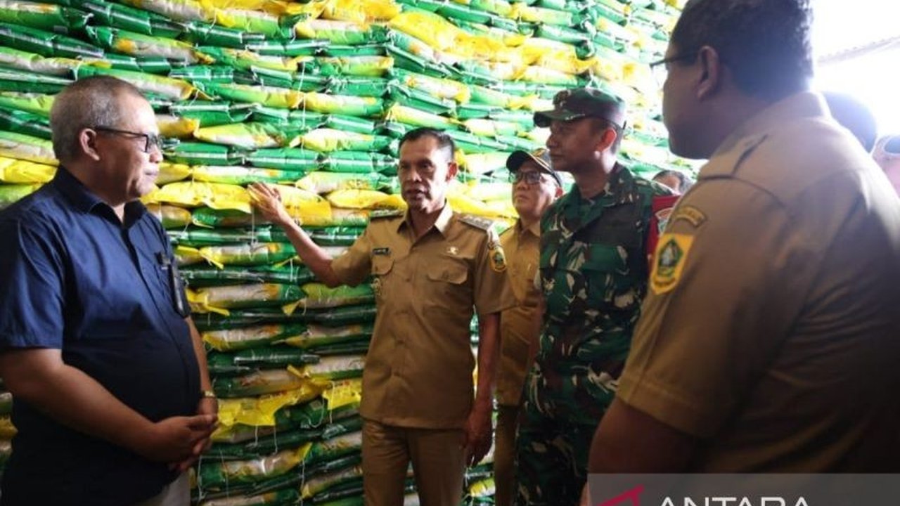 Bulog Bogor memastikan stok beras aman hingga 5.400 ton untuk memenuhi kebutuhan masyarakat selama Ramadhan dan Idul Fitri 1446 H, hasil penyerapan gabah dari petani lokal.
