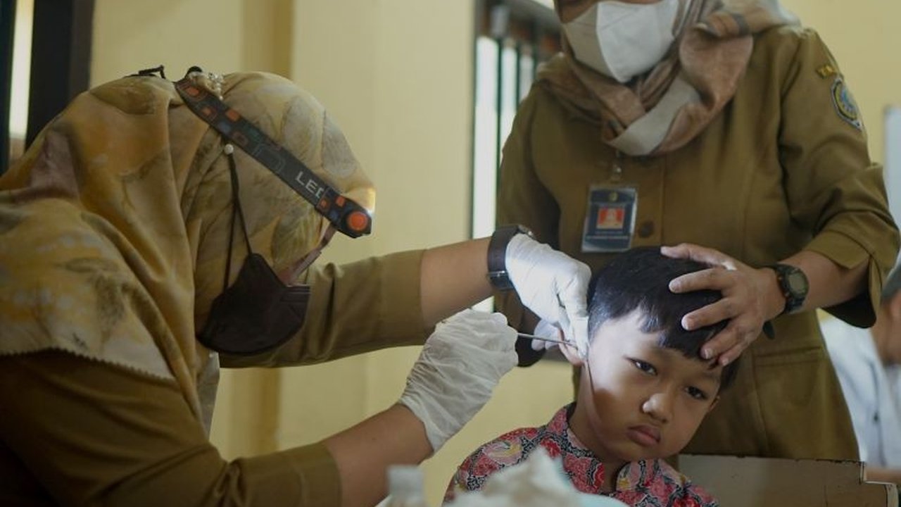 Pemeriksaan kesehatan pendengaran di Tulungagung menunjukkan 20 persen siswa mengalami gangguan, sebagian besar karena telinga kotor, mengancam masa depan akademik mereka.