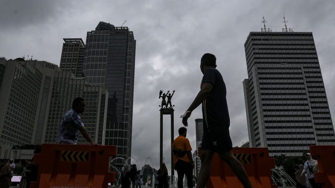 BMKG memprediksi cuaca di Jakarta dan Kepulauan Seribu akan dipenuhi awan tebal pada Rabu pagi hingga malam, dengan suhu berkisar antara 24-32 derajat Celcius.