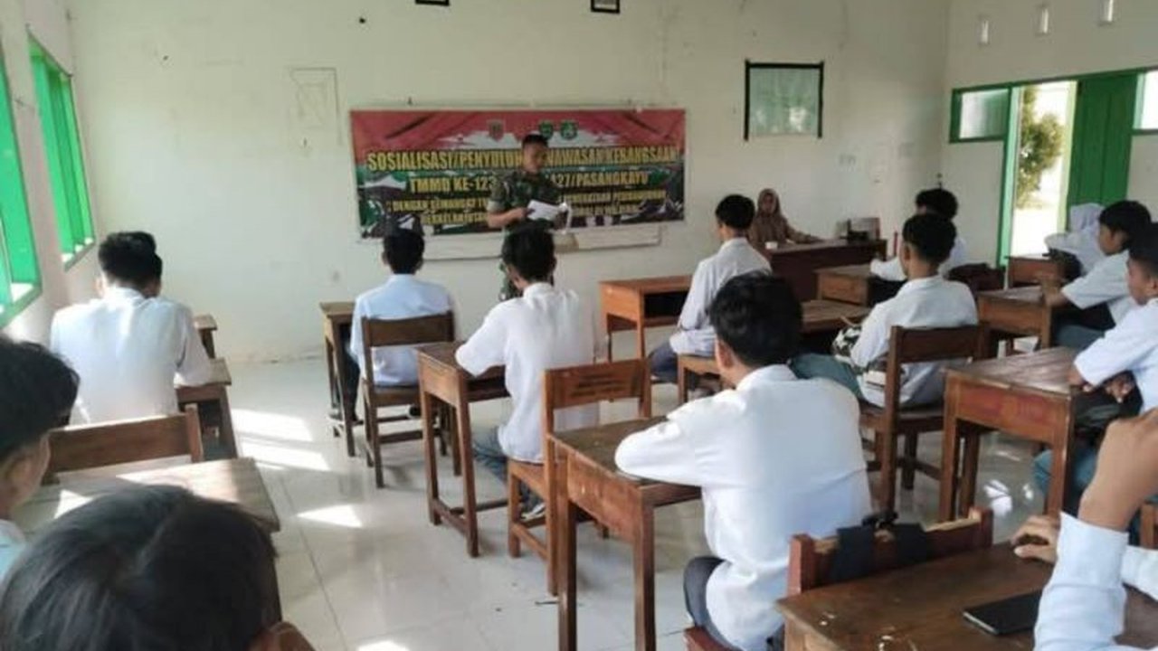 Kodim 1427 Pasangkayu, Sulawesi Barat, sukses menanamkan nilai kebangsaan pada pelajar SMK Smart Jaya melalui program sosialisasi dalam rangkaian TMMD ke-123, meningkatkan pemahaman akan Pancasila, UUD 1945, Bhineka Tunggal Ika, dan NKRI.