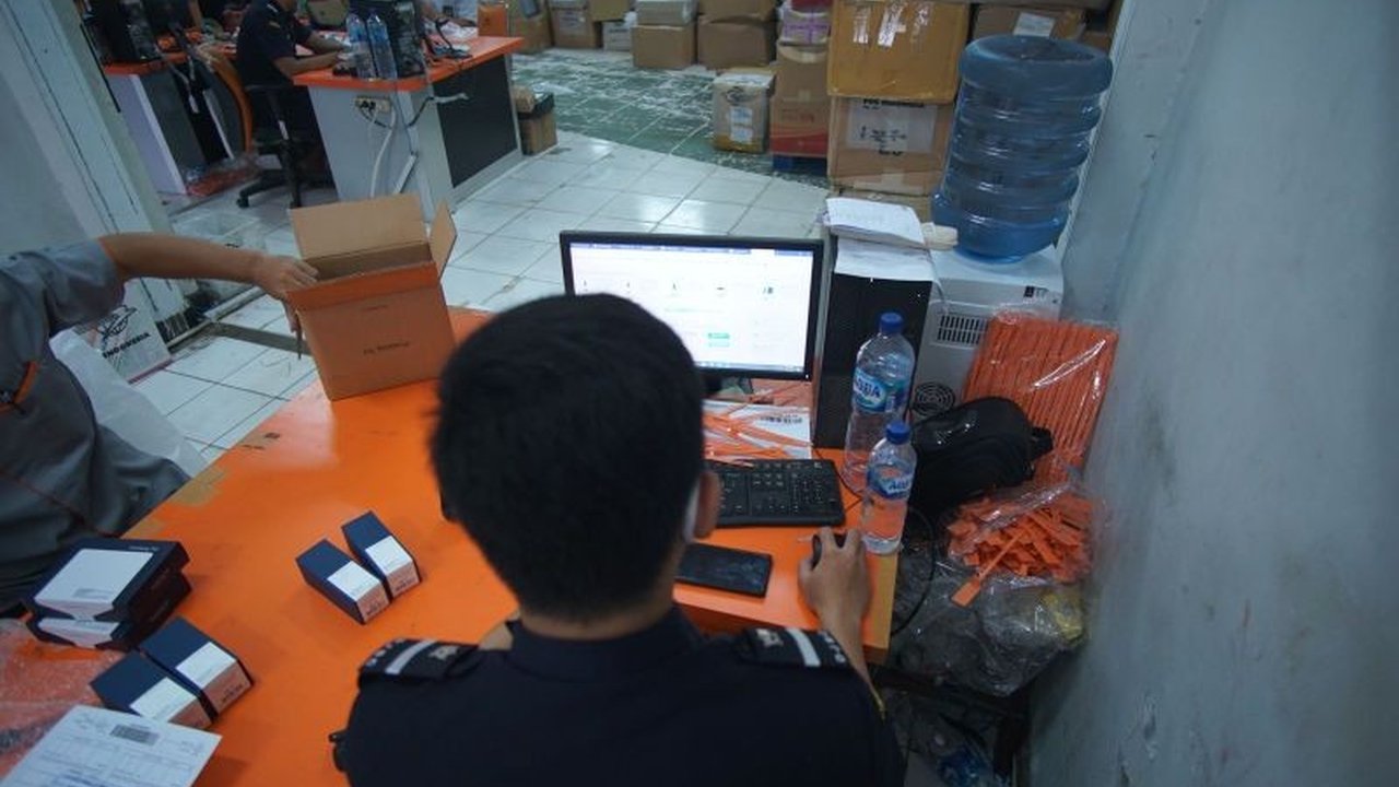 Peraturan Menteri Keuangan (PMK) Nomor 4 Tahun 2025 resmi terbit, membawa perubahan signifikan pada regulasi ekspor-impor barang kiriman, mulai dari simplifikasi fiskal hingga fasilitas khusus jemaah haji.