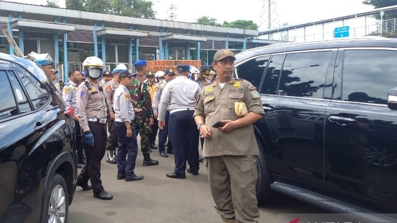 Sebanyak 11 kendaraan di Jalan Mayjen Sutoyo, Cawang, terjaring razia gabungan karena parkir liar, merespon keluhan warga yang disampaikan melalui berbagai media.
