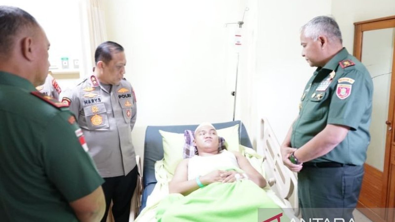 Pangdam VI/Mulawarman Mayjen TNI Rudy Rachmat Nugraha menjenguk korban penyerangan Polres Tarakan dan menegaskan komitmen menjaga soliditas TNI-Polri pasca kejadian.
