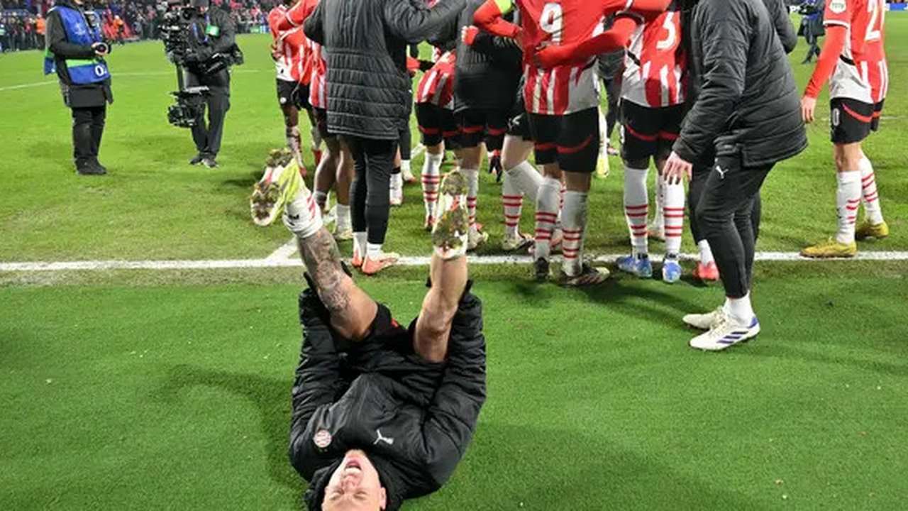 Para pemain PSV merayakan kemenangan timnya atas Juventus dalam laga leg 2 babak play off Liga Champions 2024/2025 di Philips Stadion, Eindhoven, Belanda, Rabu (19/02/2025) waktu setempat. (A