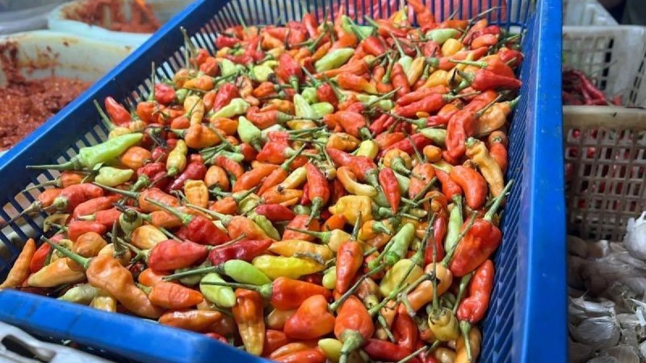 PIHPS mencatat harga cabai rawit merah mencapai Rp85.150 per kg dan bawang merah Rp34.050 per kg pada Kamis pagi, sementara komoditas pangan lainnya juga mengalami fluktuasi harga.