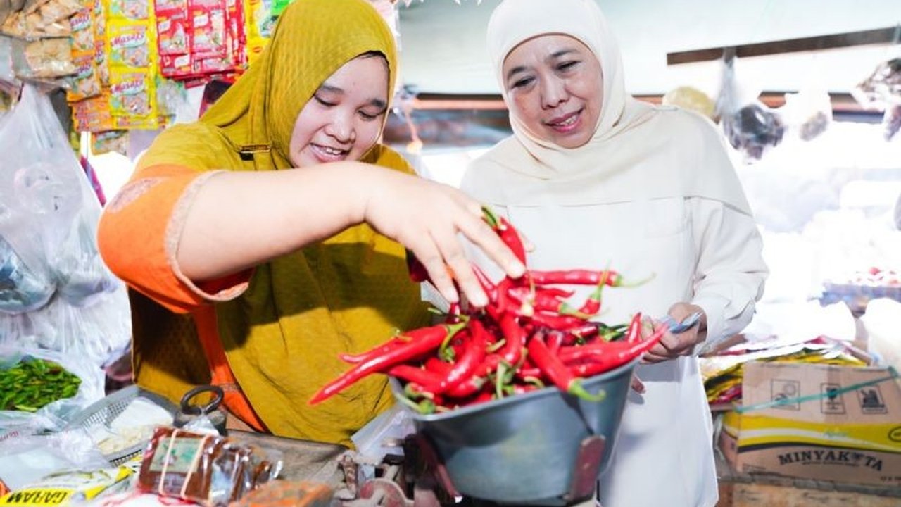 Gubernur Khofifah memastikan stok bahan pangan di Jawa Timur aman selama Ramadhan dan Idul Fitri, serta mengimbau masyarakat untuk tidak panic buying.