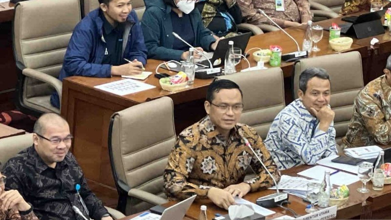 Direktur Utama Pertamina, Simon Aloysius Mantiri, memastikan kualitas Pertamax sesuai standar dan himbau masyarakat tak terpengaruh isu pencampuran BBM.