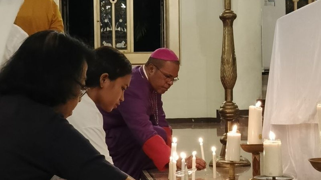 Umat Katolik di Ambon menggelar doa bersama dan menyalakan lilin untuk kesembuhan Paus Fransiskus, menanggapi kabar kesehatan beliau yang mengkhawatirkan.