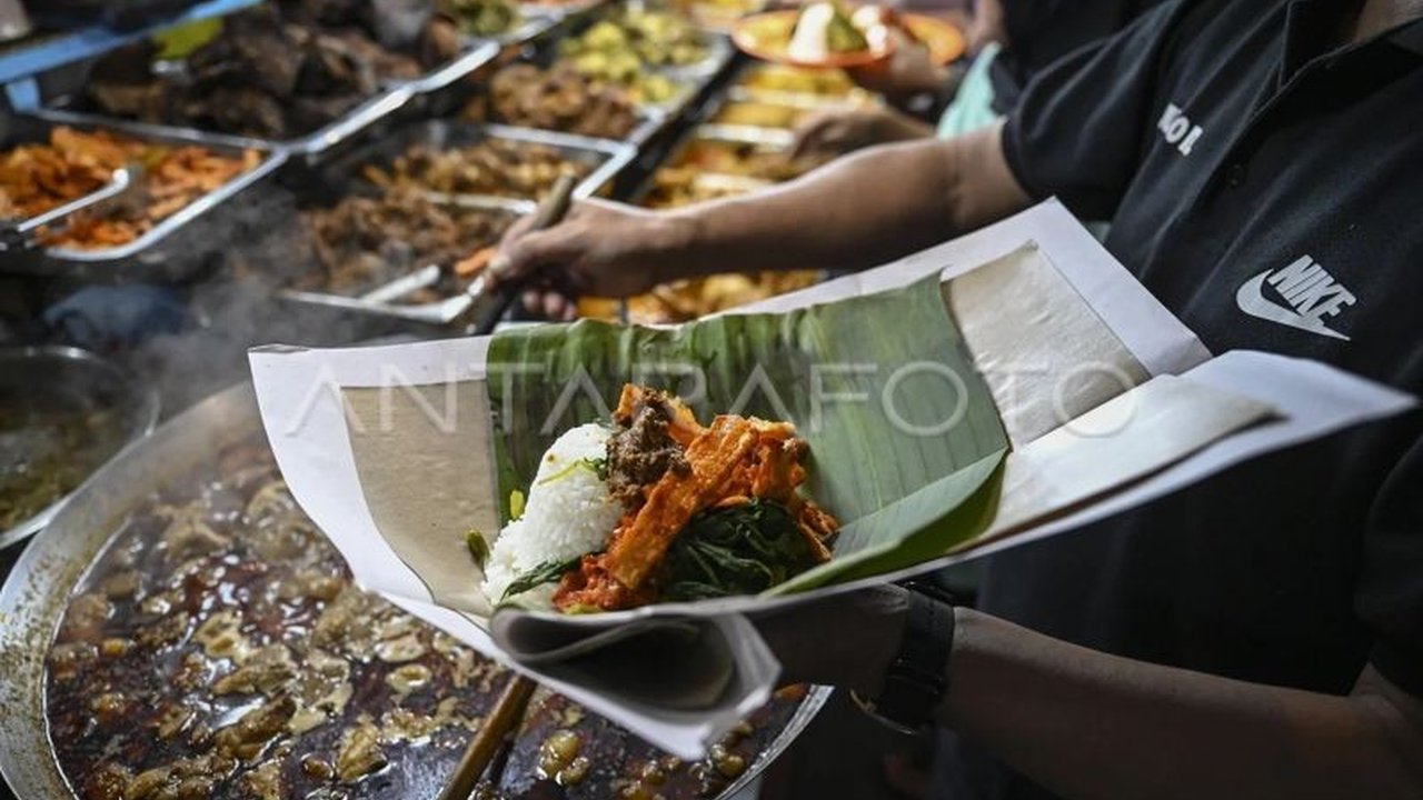 Dinas Lingkungan Hidup DKI Jakarta menyiapkan langkah antisipasi peningkatan sampah selama Ramadhan dengan mengacu pada Pergub 77 Tahun 2020 dan Pergub 102 Tahun 2021 untuk memastikan pengelolaan sampah berjalan optimal.
