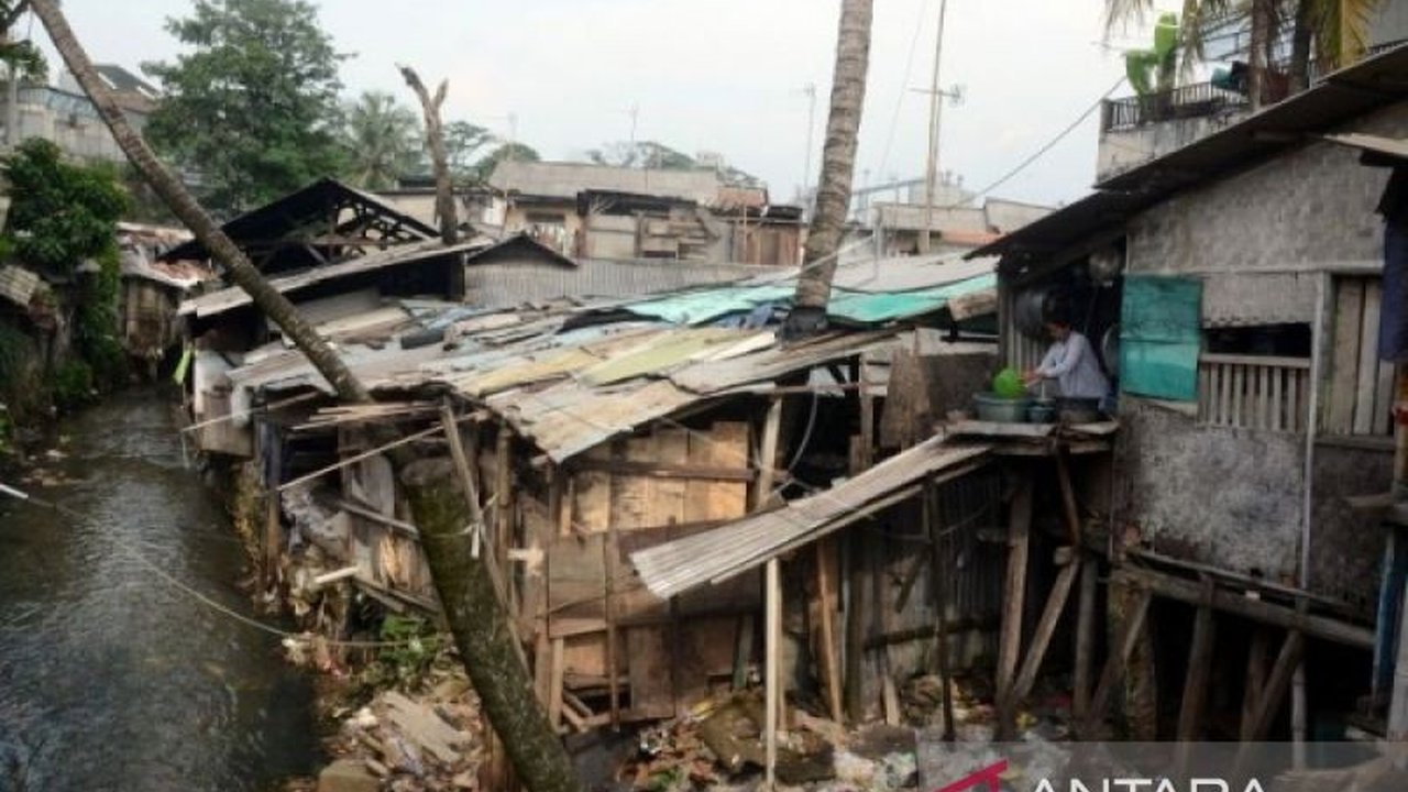 Pemerintah Provinsi Kalimantan Barat menerapkan empat langkah strategis untuk menekan angka kemiskinan ekstrem, termasuk pemberdayaan ekonomi, penguatan layanan dasar, kolaborasi lintas sektor, dan pemanfaatan teknologi informasi.