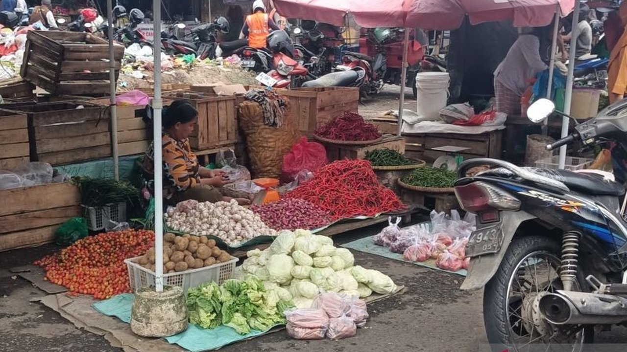 Disperindag OKU tingkatkan monitoring harga sembako di pasar tradisional untuk mencegah lonjakan harga menjelang Ramadhan, meskipun harga saat ini masih relatif stabil.