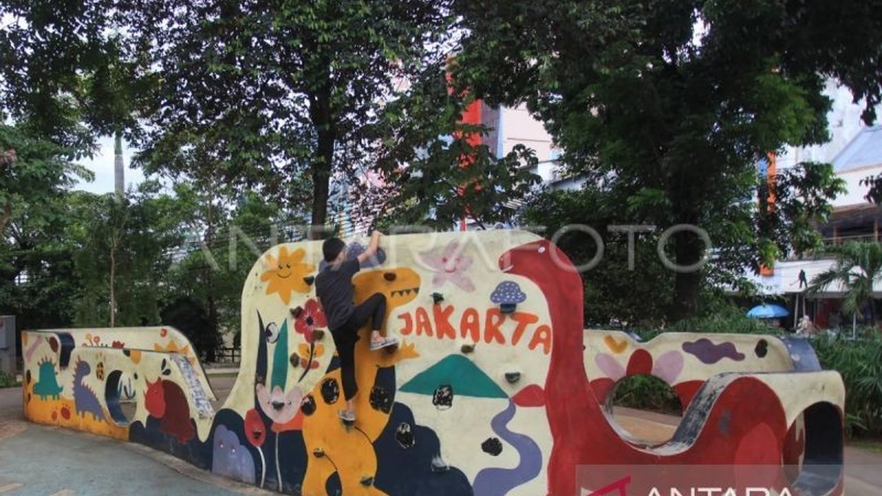 Dinas Lingkungan Hidup DKI Jakarta memastikan kesiapan petugas kebersihan bekerja tiga sif jika operasional taman di Ibu Kota beroperasi selama 24 jam.