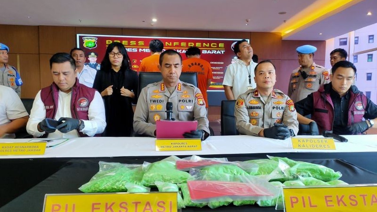 Pengungkapan kasus peredaran gelap narkoba antar provinsi berhasil dilakukan Polres Metro Jakarta Barat dengan menyita 14.000 butir ekstasi dan menangkap dua tersangka dari jaringan Pekanbaru.