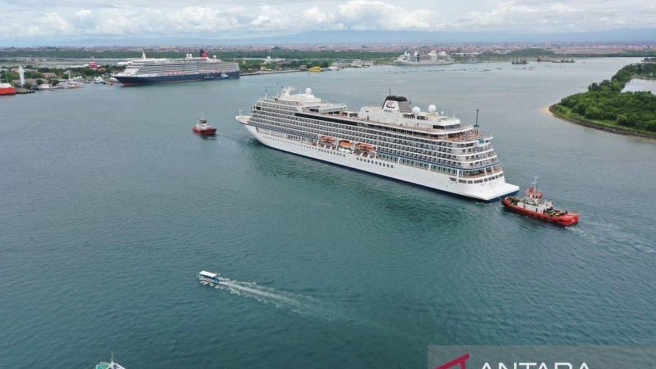 Pelabuhan Benoa di Bali meraih penghargaan Green and Smart Awards 2024 berkat komitmennya terhadap keberlanjutan lingkungan dan efisiensi operasional, mendukung pembangunan logistik nasional.