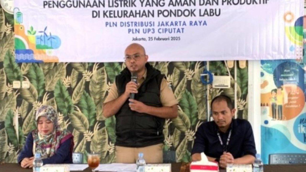 PLN Distribusi Jakarta Raya memberikan edukasi kepada warga Pondok Labu, Jakarta Selatan, tentang penggunaan listrik yang aman, hemat, dan efisien, guna mencegah kecelakaan dan mendorong konsumsi energi yang bertanggung jawab.