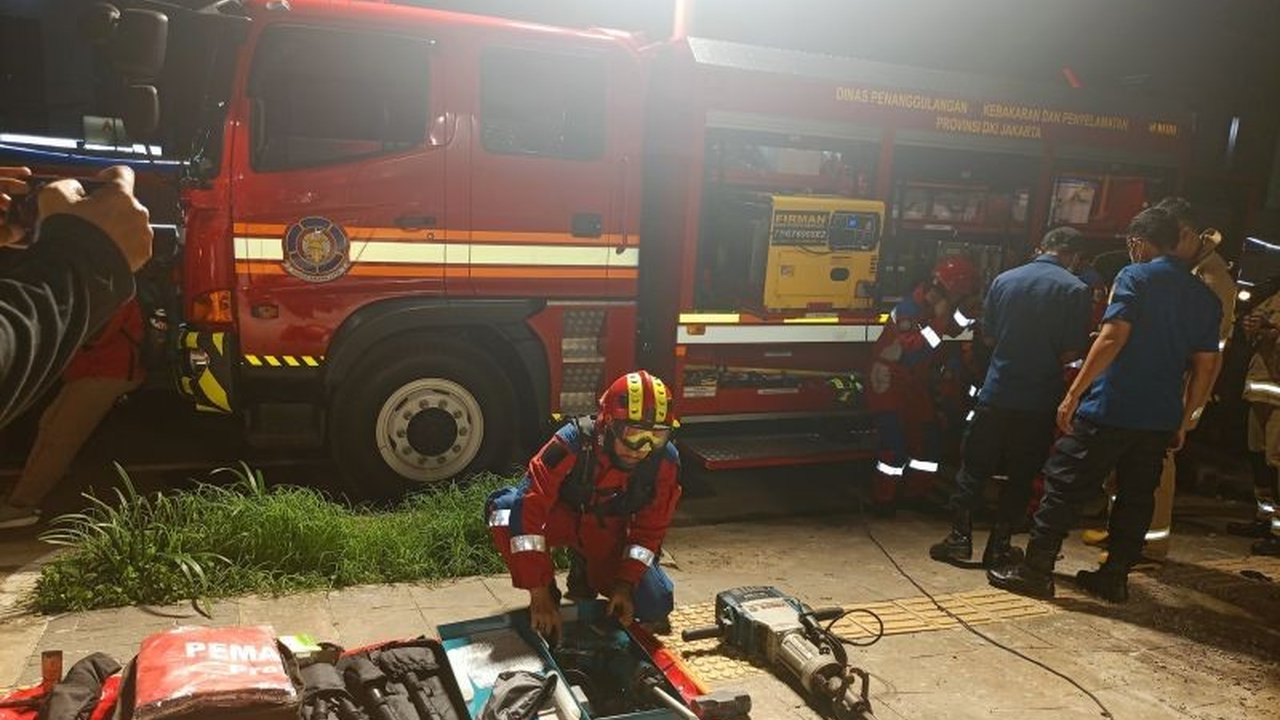 Tim Gulkarmat Jakarta Timur menggunakan pemecah beton untuk mengevakuasi jasad JS (69) yang ditemukan dicor semen di saluran air belakang ruko di Pulogadung setelah hilang selama sepekan; pelaku ZA (35) telah ditangkap.