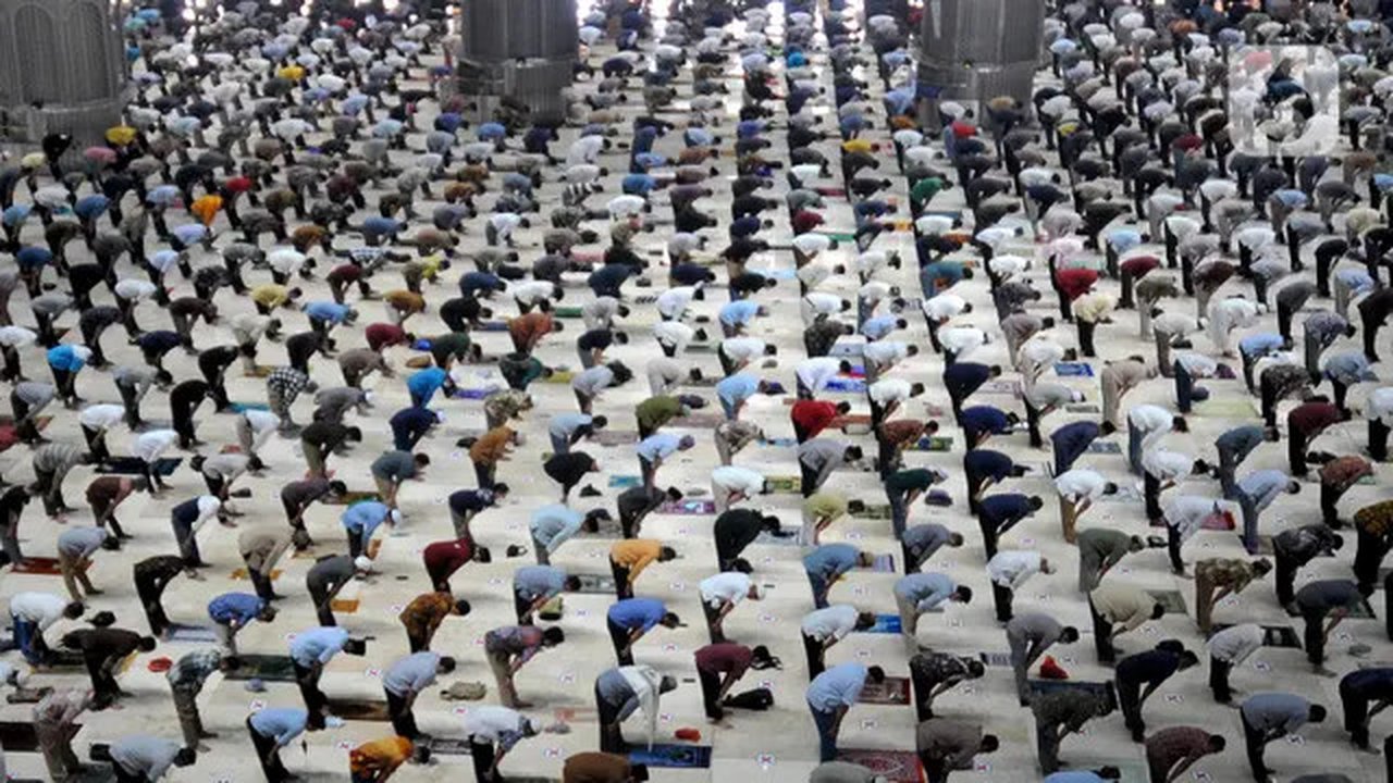 Umat Islam melaksanakan sholat Jumat  pada minggu ketiga bulan Ramadhan 1442 Hijriah di Masjid Istiqlal, Jakarta, Jumat (30/4/2021). Sholat Jumat berjamaah dengan pembatasan jemaah 30 persen