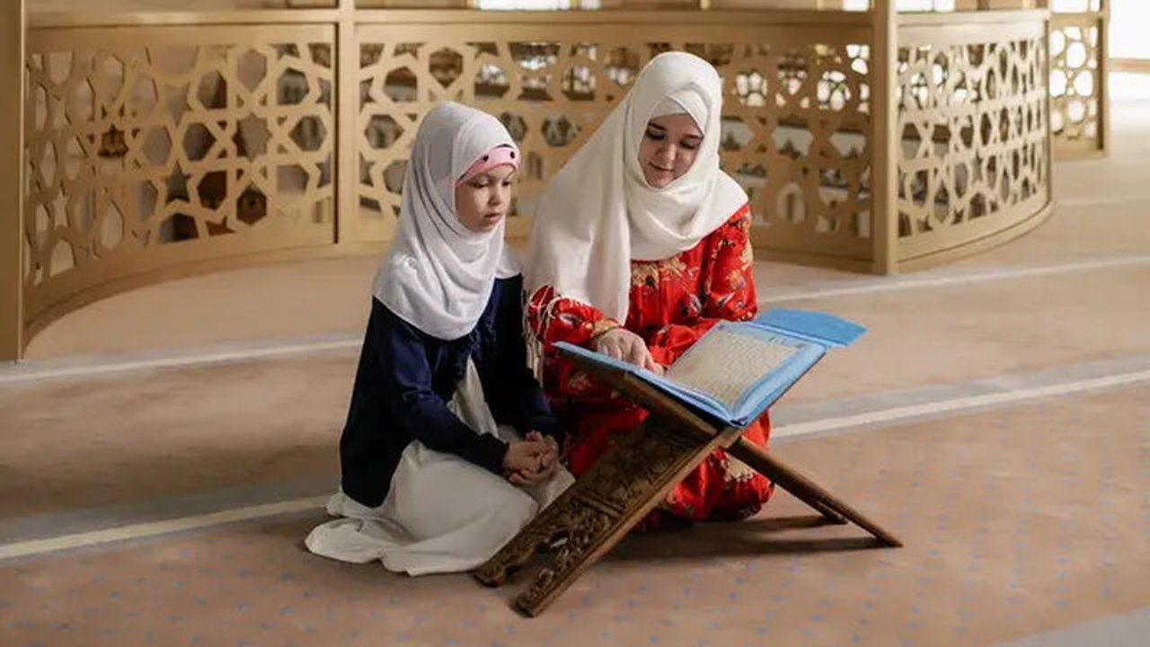 Ilustrasi Islami, muslimah, mengaji, membaca Al-Qur'an. 9Foto oleh Alena Darmel: https://www.pexels.com/id-id/foto/wanita-gadis-duduk-putih-8164752/)
