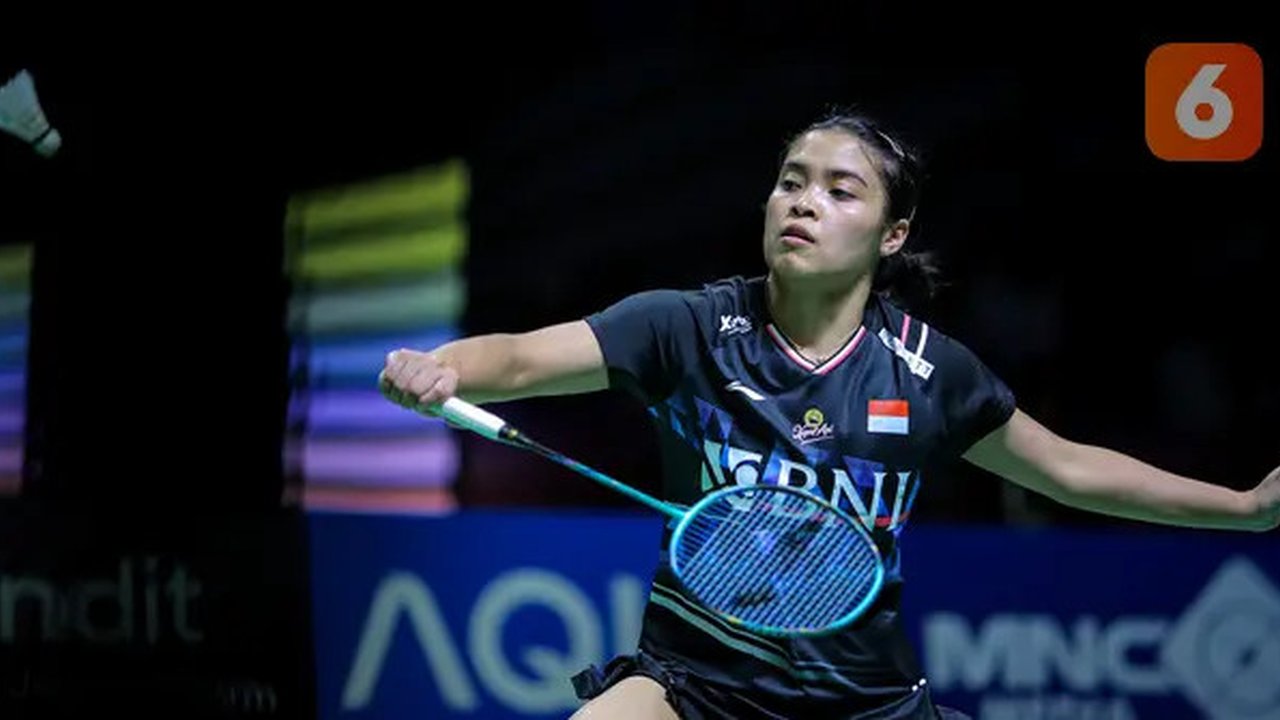 Aksi tunggal putri Indonesia, Gregoria Mariska Tunjung, pada perempat final Indonesia Open 2024 di Istora Senayan, Jakarta, Jumat (7/6/2024). (Bola.com/Bagaskara Lazuardi)