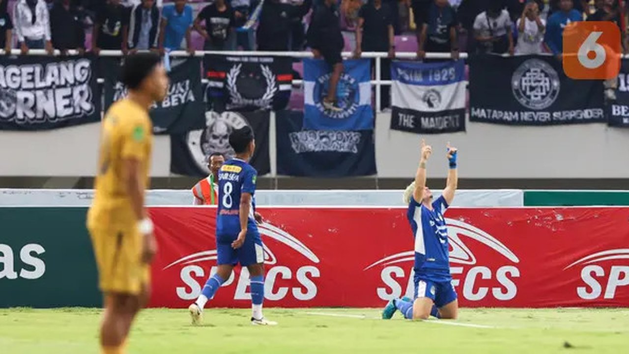 Striker PSIM Yogyakarta, Rafinha melakukan selebrasi setelah mencetak gol lewat tendangan bebas ke gawang Bhayangkara FC dalam laga final Pegadaian Liga 2 2024/2025 yang digelar di Stadion Ma