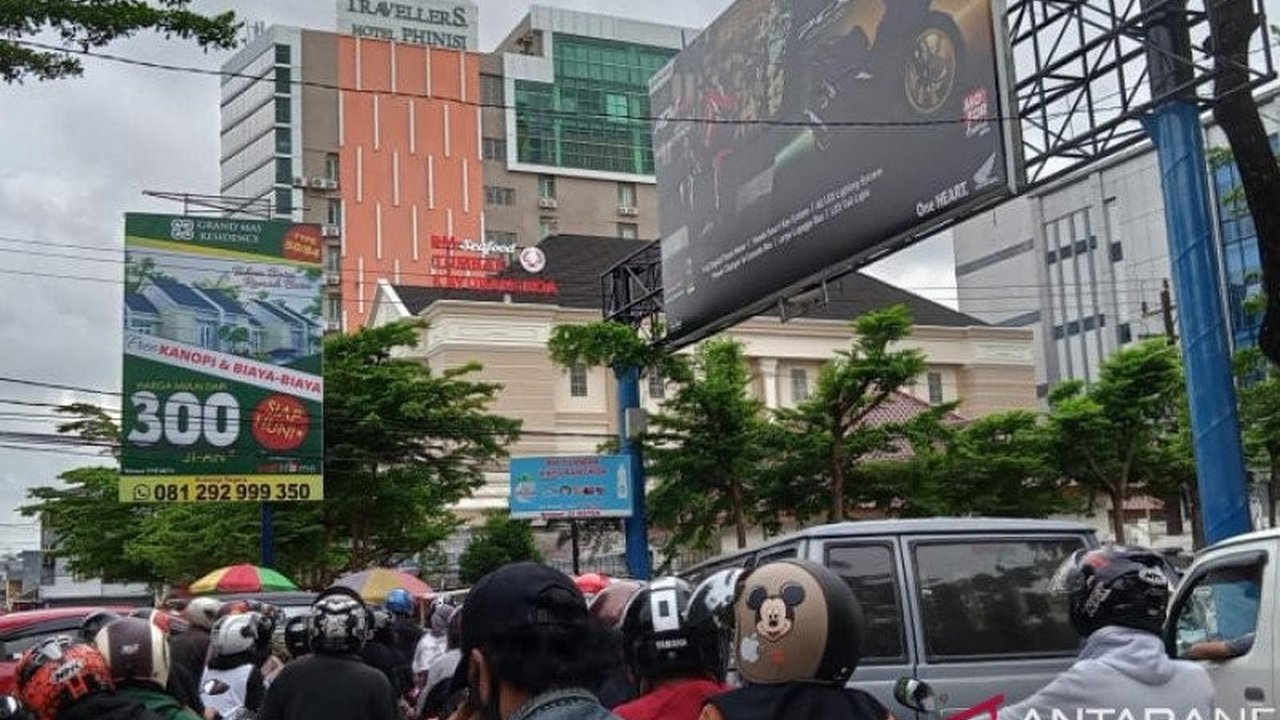 Kebijakan efisiensi anggaran pemerintah berpotensi menurunkan omzet perhotelan hingga triliunan rupiah, terutama karena sektor pemerintahan berkontribusi besar pada okupansi hotel di Indonesia.