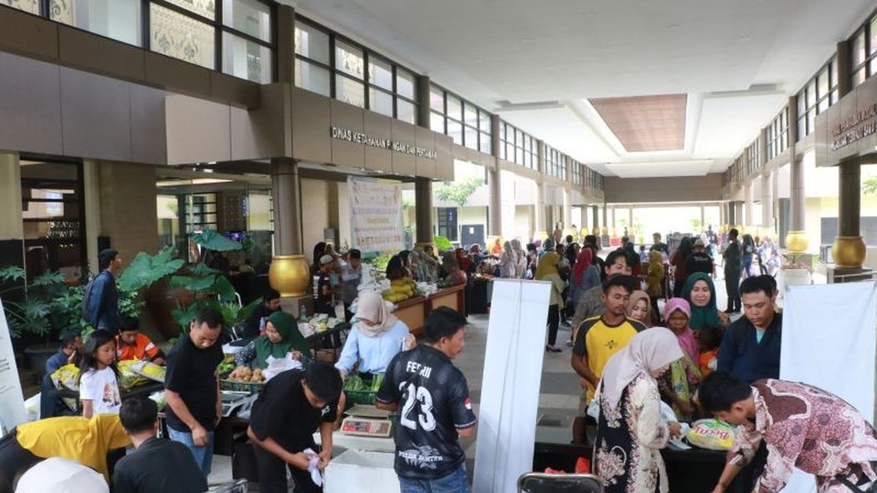 Pemerintah Kabupaten Serang menggelar gerakan pangan murah untuk menstabilkan harga dan menekan inflasi menjelang Ramadhan, bekerja sama dengan berbagai instansi dan perusahaan.