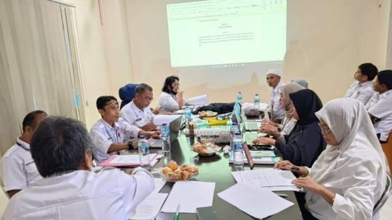 Pemerintah Kabupaten Buol, Sulawesi Tengah, berupaya meningkatkan kualitas pelayanan publik melalui pembentukan UPTD Pelabuhan dan perluasan pelayanan administrasi kependudukan hingga ke desa dan kelurahan.