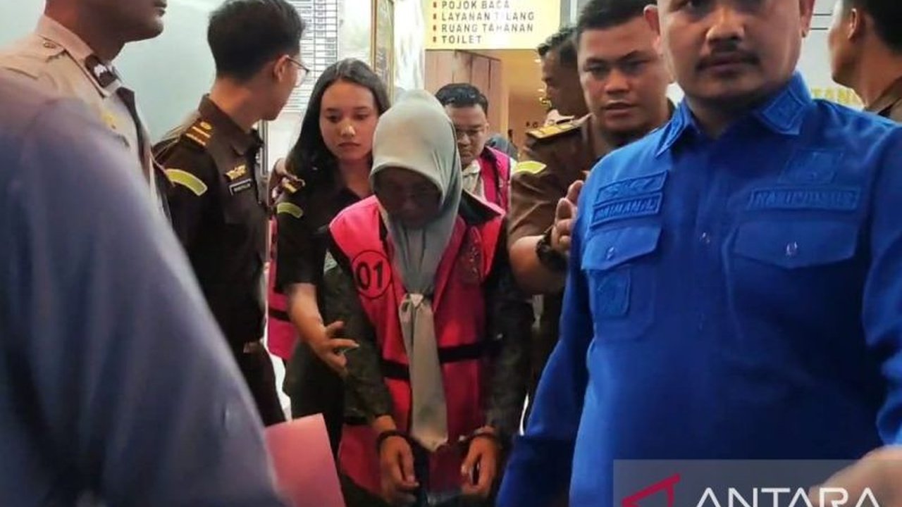 Kejari Bintan menahan tujuh tersangka korupsi dana wisata mangrove Sungai Sebong dengan kerugian negara mencapai Rp861.420.000, melibatkan pejabat daerah dan kepala desa.