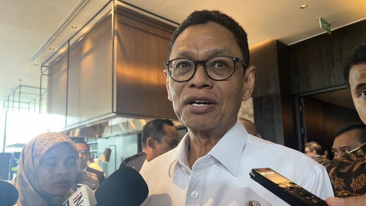 Wakil Menteri ESDM, Yuliot Tanjung, menegaskan perlunya pembaruan kontrak ekspor batu bara untuk menggunakan Harga Batu Bara Acuan (HBA) mulai Maret 2025 guna meningkatkan penerimaan negara dan kemandirian Indonesia di pasar global.