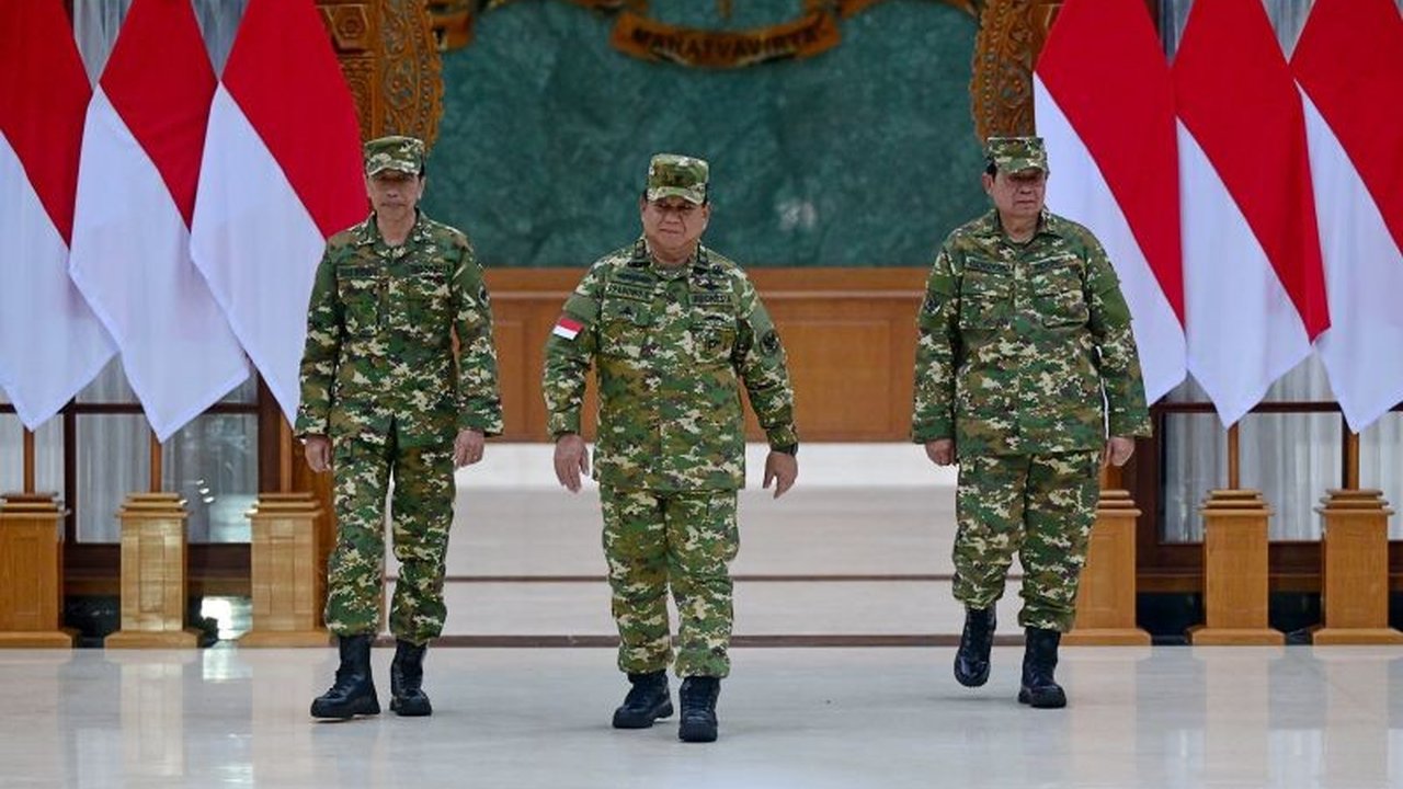 Presiden Prabowo Subianto merasa bangga didampingi Presiden SBY dan Jokowi dalam menyaksikan Parade Senja di Akmil Magelang, Jawa Tengah, sebagai bentuk apresiasi atas kepemimpinan mereka.