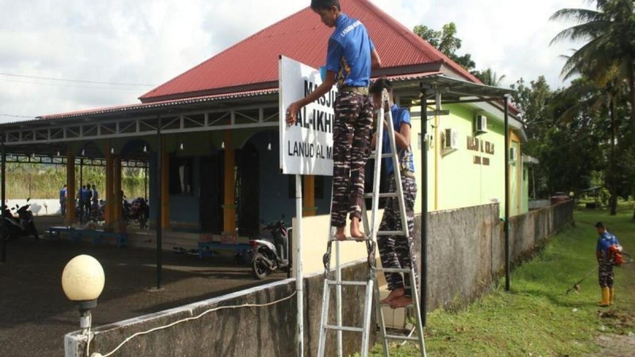 Pangkalan Udara TNI Angkatan Laut (Lanudal) Manado membersihkan lingkungan dan masjid untuk menyambut bulan suci Ramadhan, sebagai simbol kebersamaan dan kepedulian kepada prajurit dan masyarakat sekitar.