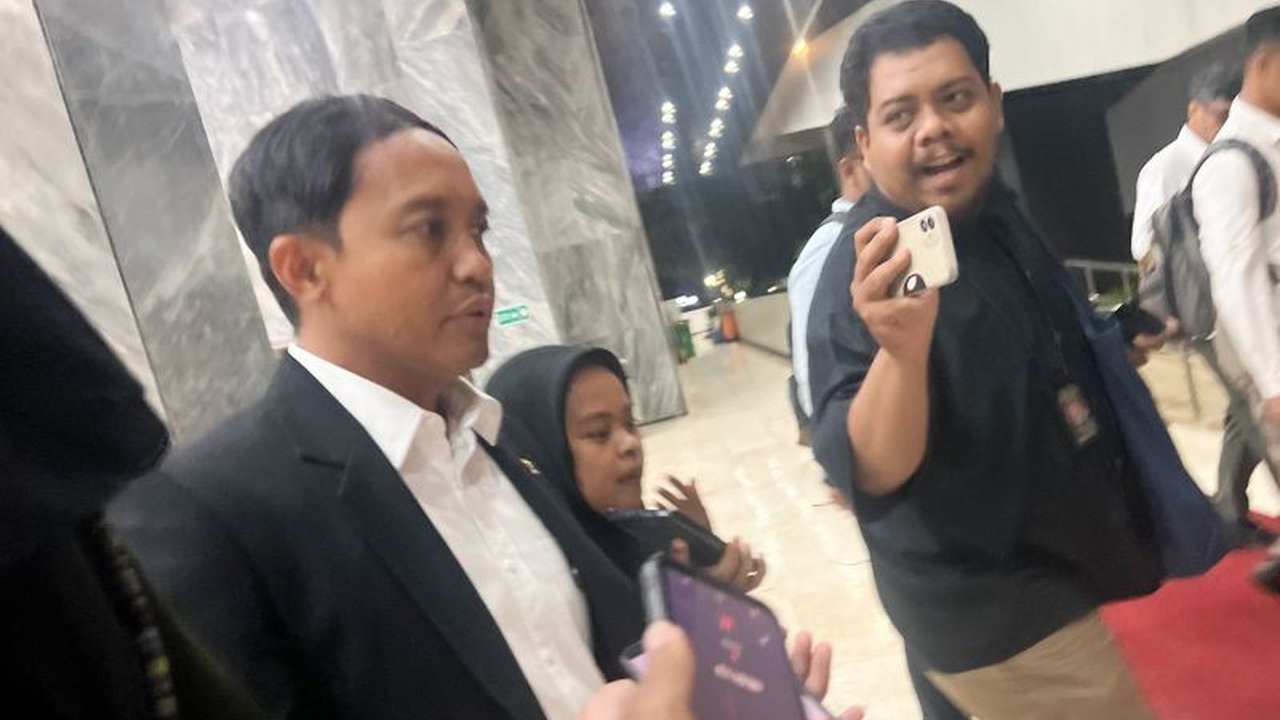 Menteri Kehutanan tengah menyiapkan regulasi perdagangan karbon untuk meningkatkan perekonomian masyarakat sekitar hutan, mengubah praktik merusak lingkungan menjadi berkelanjutan, dan mengurangi kemiskinan ekstrem.