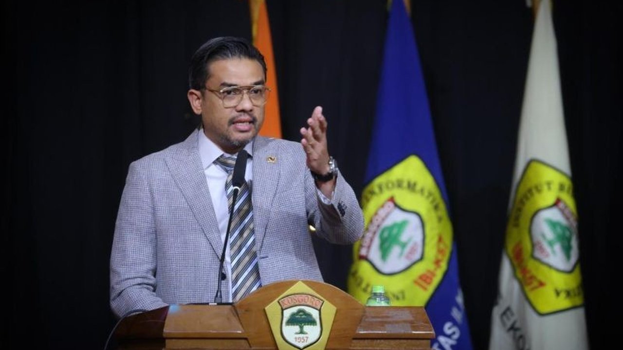 Menteri UMKM Maman Abdurrahman menekankan peran penting mahasiswa dalam meningkatkan rasio kewirausahaan nasional melalui kreativitas dan inovasi digital untuk mencapai target pertumbuhan ekonomi 8 persen menuju Indonesia Emas 2045.