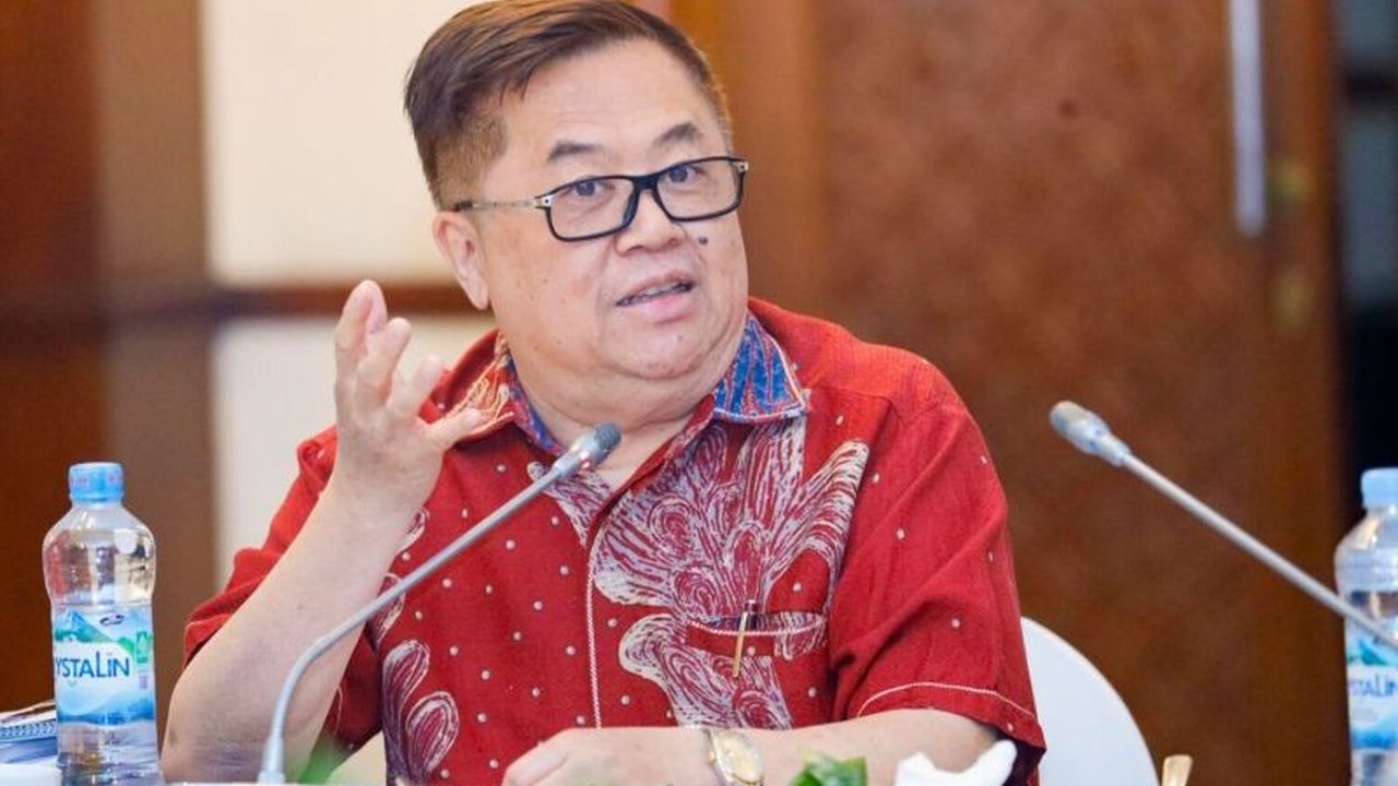 Anggota Komisi VI DPR, Darmadi Durianto, menjamin keamanan dana masyarakat di bank pemerintah dan memastikan pengawasan ketat terhadap kinerja BPI Danantara, demi mendorong pertumbuhan ekonomi Indonesia.