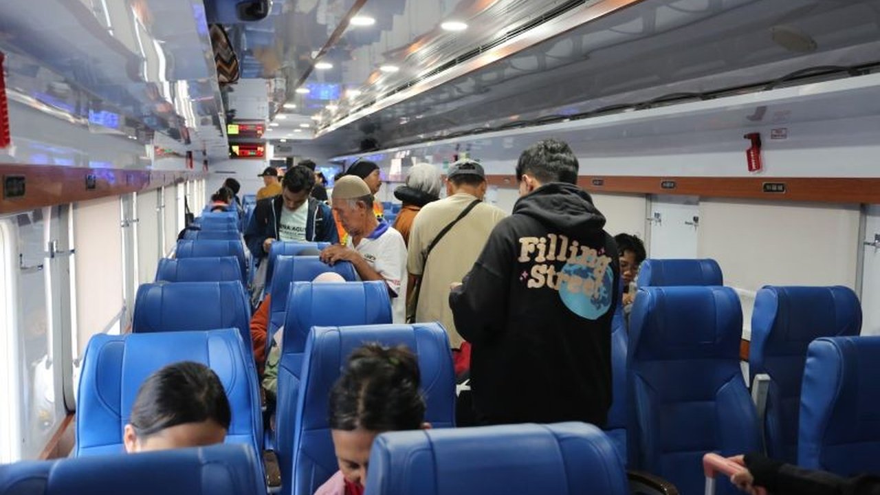 PT KAI Daop 1 Jakarta telah menjual 426.932 tiket kereta api untuk Lebaran 2025, dengan puncak keberangkatan diperkirakan pada akhir Maret.