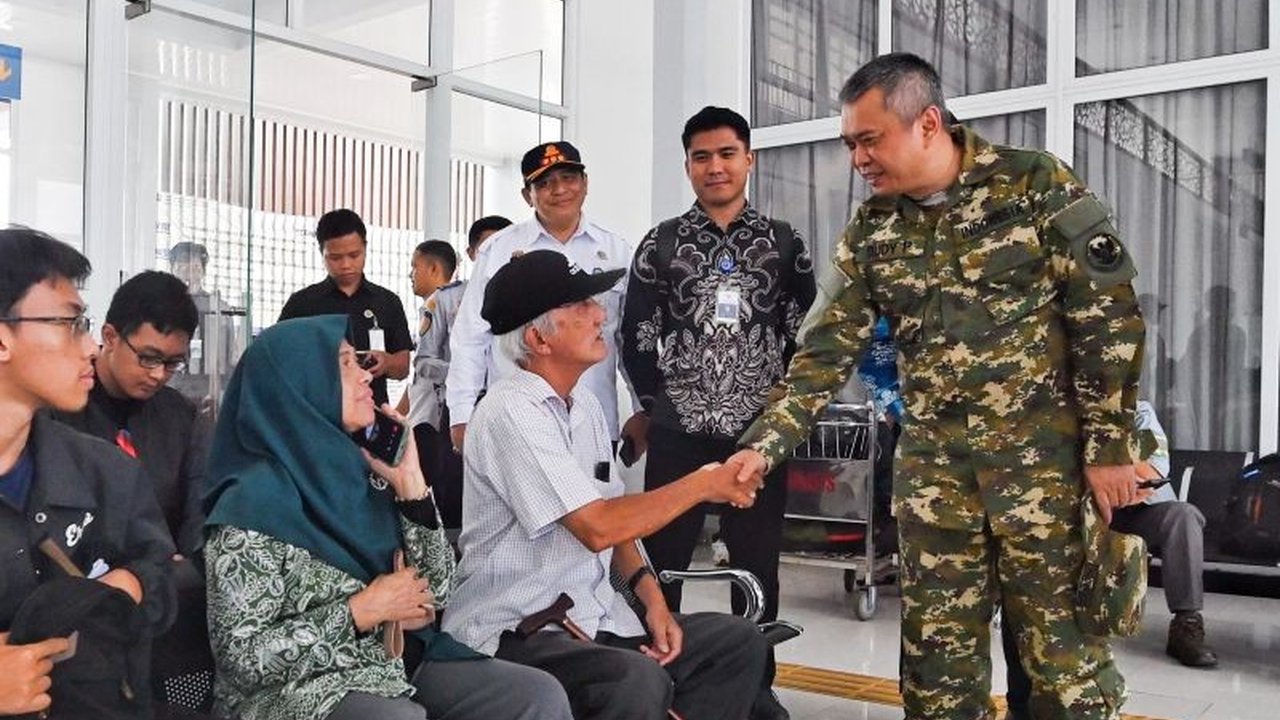 Menteri Perhubungan meninjau kesiapan Terminal Tipe A Tidar Magelang untuk memastikan kelancaran angkutan Lebaran 2025, fasilitas dinilai baik dan pelayanan memuaskan penumpang.