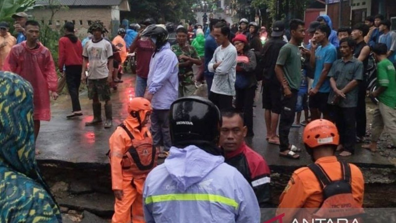 Bupati Bogor menginstruksikan pembangunan jembatan bailey darurat untuk mengatasi akses jalan yang putus di Desa Tajur, Citeureup, akibat jembatan amblas diterjang banjir.