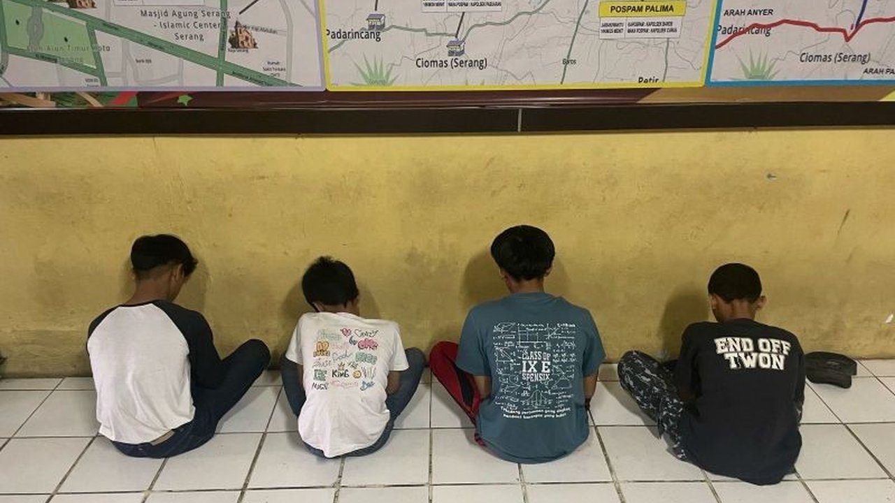 Polisi menangkap empat remaja yang terlibat tawuran di Serang, Banten, mengamankan barang bukti berupa celurit, dan mengimbau masyarakat untuk menghindari kekerasan.
