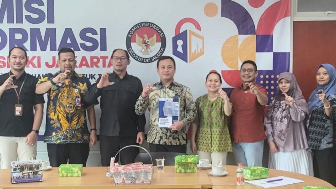 Komisi Informasi (KI) DKI Jakarta memberikan apresiasi kepada Bawaslu DKI Jakarta atas komitmennya dalam keterbukaan informasi publik, ditandai dengan penyerahan laporan layanan informasi dan penghargaan sebagai badan publik informatif.
