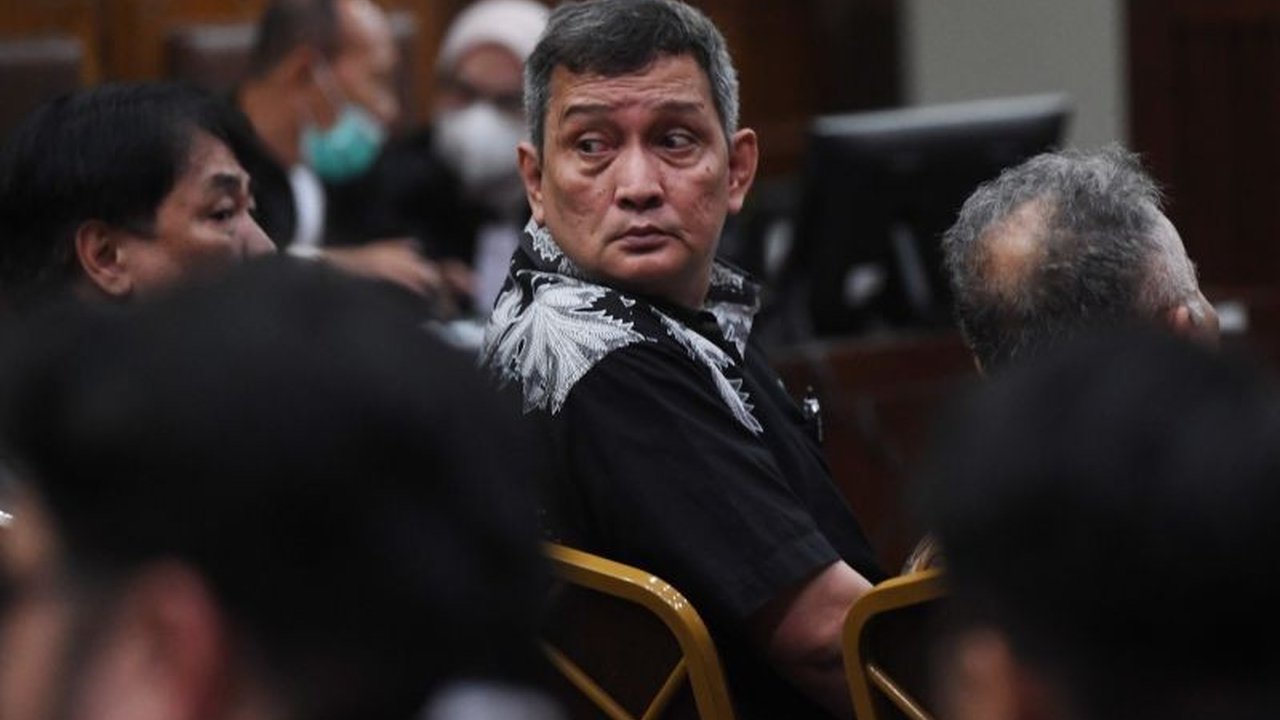 Pengadilan Tinggi DKI Jakarta memperberat vonis Emil Ermindra, eks Direktur Keuangan PT Timah, menjadi 20 tahun penjara dan denda miliaran rupiah terkait kasus korupsi pengelolaan timah yang merugikan negara hingga Rp300 triliun.