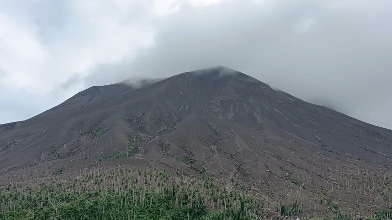 Aktivitas Gunung Ruang di Sulawesi Utara telah menurun, meskipun masih dalam status Waspada (Level II) setelah serangkaian gempa vulkanik dan penurunan status dari Siaga (Level III).