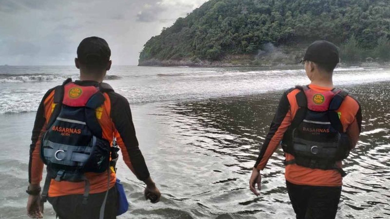 Seorang remaja berusia 16 tahun hilang terseret ombak di Pantai Riting, Aceh Besar; Basarnas Banda Aceh memimpin pencarian melibatkan berbagai pihak.