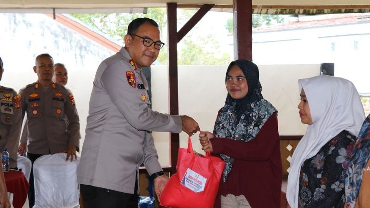 Kepolisian Polres Lampung Barat menyalurkan 250 paket sembako untuk masyarakat kurang mampu menjelang Ramadhan, berkolaborasi dengan mahasiswa dan OKP.