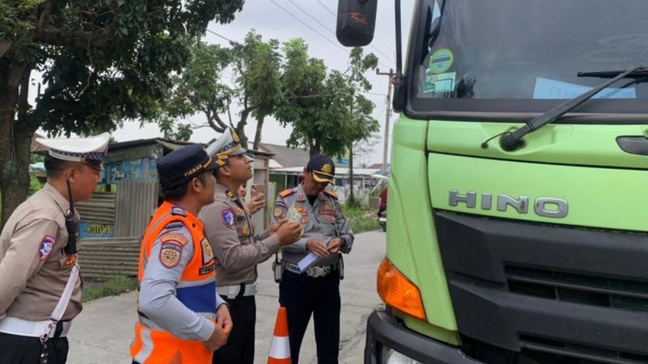 Polisi dan Dishub Garut menilang 42 truk yang melebihi kapasitas muatan dan dimensi dalam operasi gabungan, sebagai persiapan Operasi Ketupat 2025.