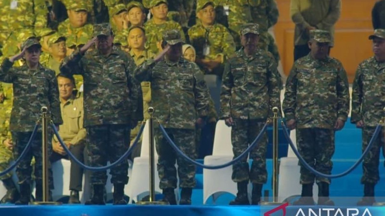 Presiden Joko Widodo, Prabowo Subianto, SBY, Puan Maharani, dan pejabat tinggi lainnya menyaksikan defile Parade Senja Akmil Magelang yang spektakuler, diwarnai hujan deras namun tetap meriah.