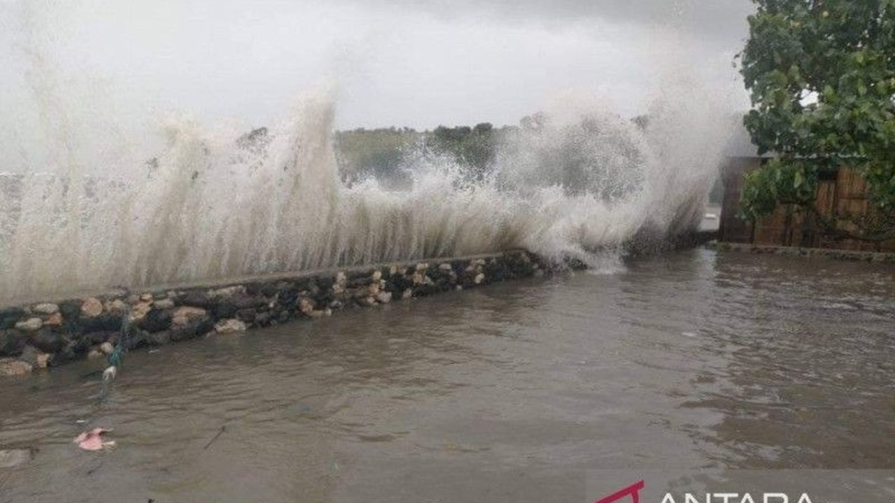 BMKG memperingatkan potensi banjir rob di tujuh wilayah pesisir Maluku akibat fenomena bulan baru dan Perigee pada akhir Februari hingga awal Maret 2025.