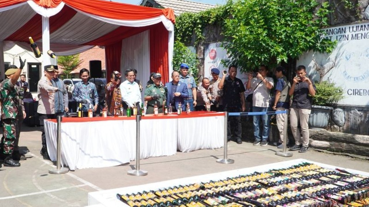 Polres Cirebon Kota musnahkan 5.573 botol miras berbagai merek hasil razia penyakit masyarakat menjelang Ramadhan untuk menjaga kondusifitas keamanan dan ketertiban.