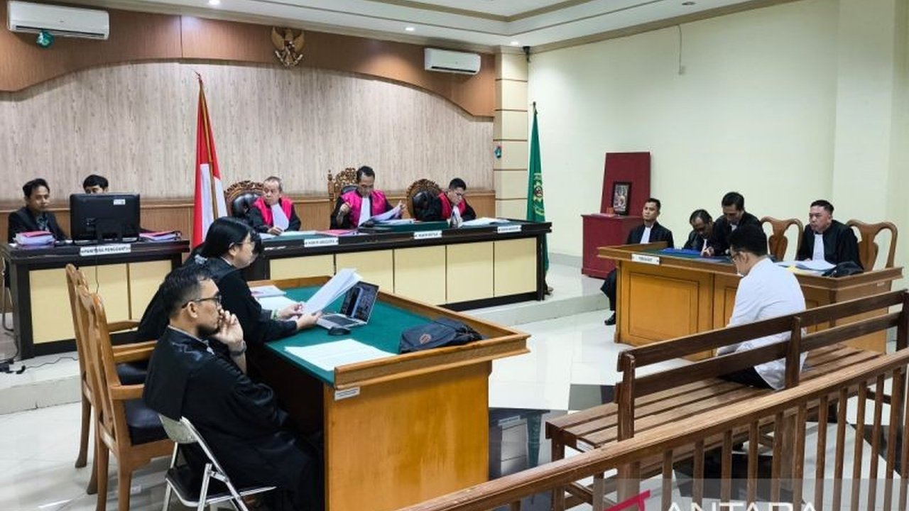 Mantan Kepala Dinas PUPR Kalsel, Ahmad Solhan, didakwa menerima gratifikasi Rp12,4 miliar dari rekanan kontraktor dan juga suap sebesar Rp1 miliar, kasus ini menyeret tiga terdakwa lainnya.